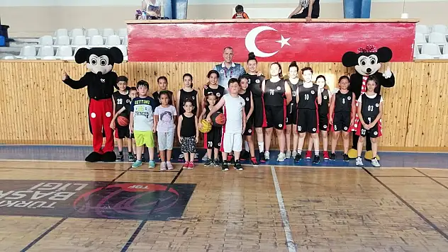 Micky ve Minnie antrenmana çıktı, minik sporcular gönüllerince eğlendi