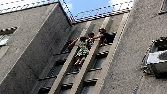 8. katın penceresine çıkan kadın yürekleri ağza getirdi 