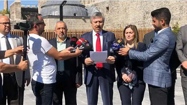 AK PARTİ'DE CEVAP 'SANATA BAKMAYI BİLMEYENLER GÖREMEZ'