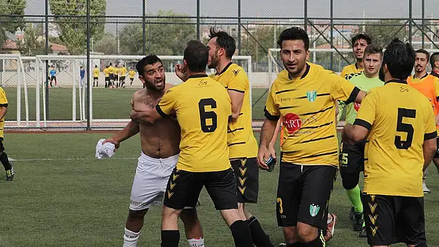 Amatör maçta arbede