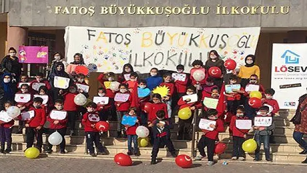 Minik öğrenciler maske taktı, lösemili çocuklara moral verdi