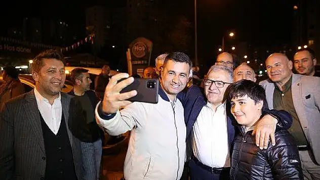 Kayserililer, Başkan Büyükkılıç'ı bağrına basıyor