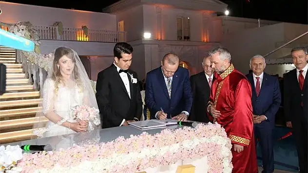 Cumhurbaşkanı Erdoğan, Bakan Özhaseki'nin kızının nikah şahidi oldu