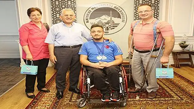 Engelli milli basketbolcu Şen, Büyükkılıç'ı ziyaret etti