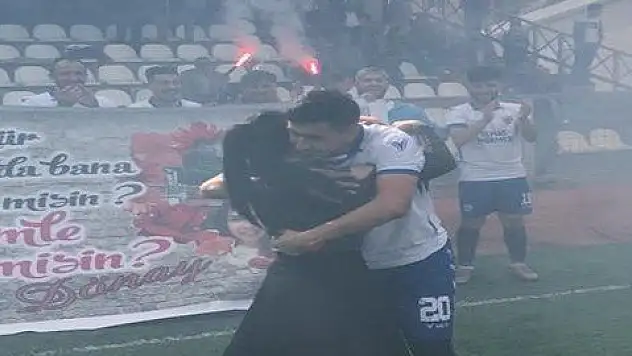 Amatör Futbolcudan Yeşil Sahada Evlenme Teklifi