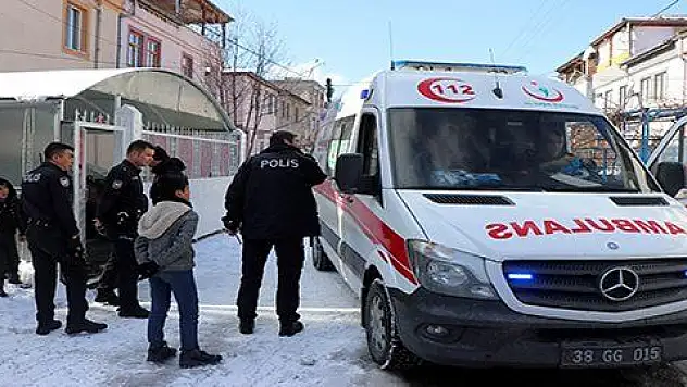 Kayseri'de ev yangını: Dumandan etkilenen 2 çocuk hastaneye kaldırıldı 