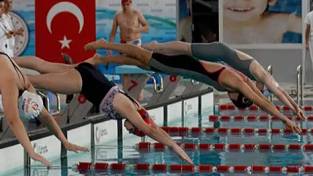 Kayseri'de yüzme yarışları yapıldı