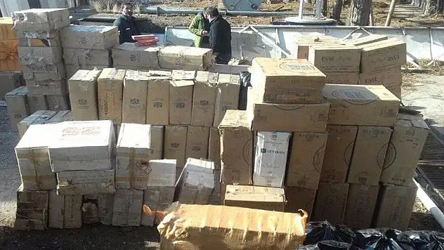 Ev eşyalarının arasından kaçak sigara çıktı