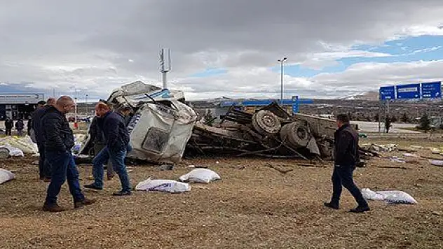 Kahraman şoför direksiyonu ilçe merkezine değil boş araziye sürdü
