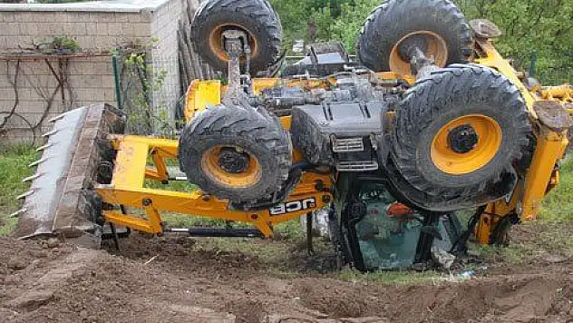 Devrilen iş makinesinin operatörü yaralandı