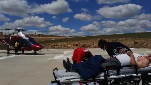 Arının sokmasıyla şoka girdi