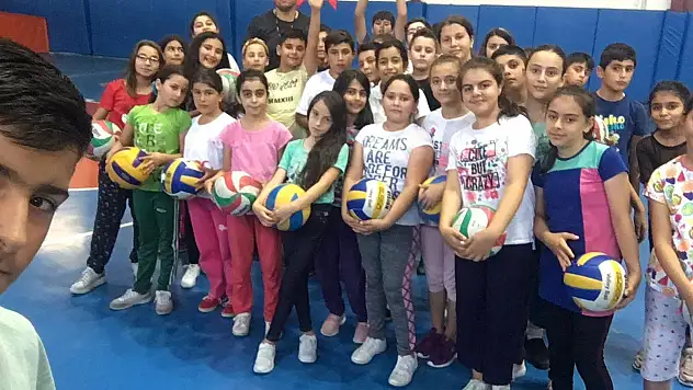 Develi'de voleybol coşkusu