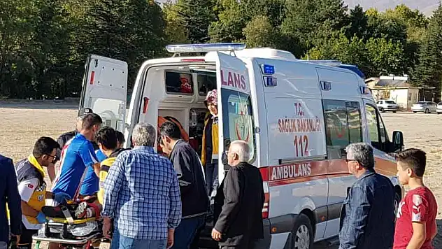 Ayağı kırılan genç futbolcu gözyaşlarına boğuldu 