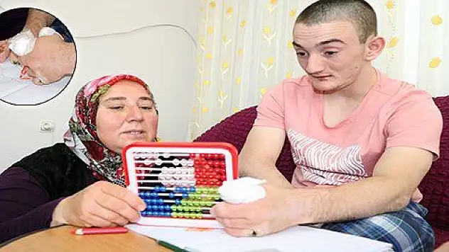 Parmaklarını yemesi engellenemiyor 