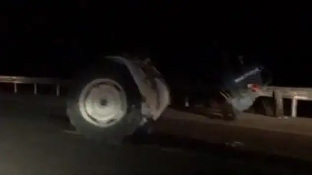 Otomobille çarpışan traktör ikiye ayrıldı: 4 yaralı