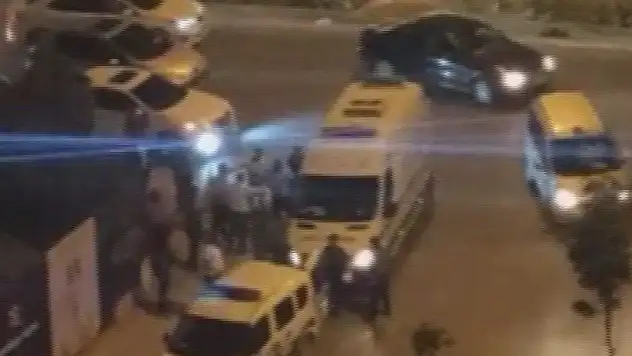 Kazayı bırakıp kavgaya tutuştular