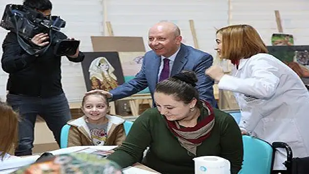 Çolakbayrakdar çiftinden kadınlara büyük jest