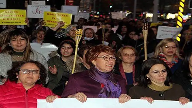 Kadınlar meşalelerle yürüdü 