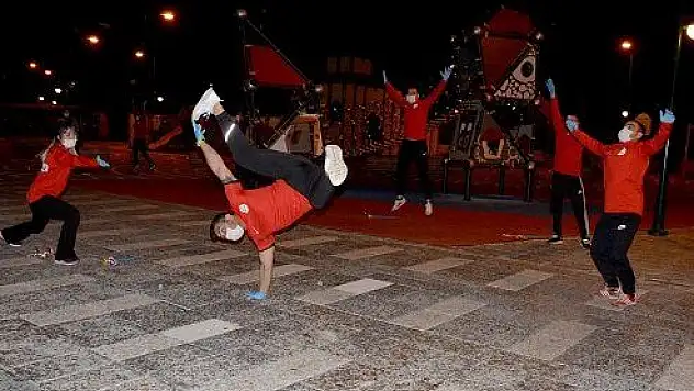 'Evde kal' çağrısına uyanlara moral dansı