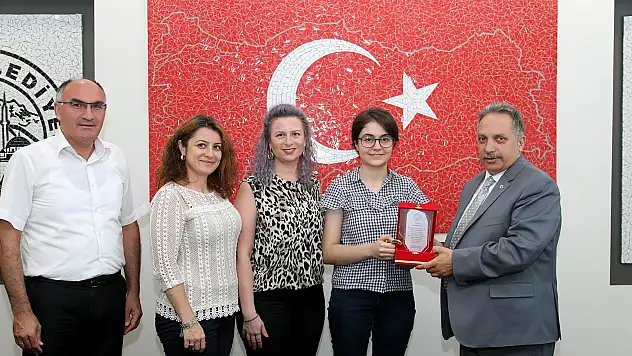 Başkan Yalçın'dan başarılı öğrencilere ödül