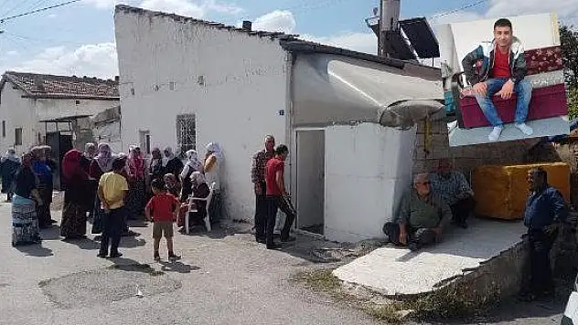 Evinin bahçesinde, kendini ağaca astı