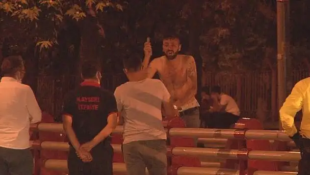 Elinde bıçakla köprüye çıkan şahıs ikna edildi