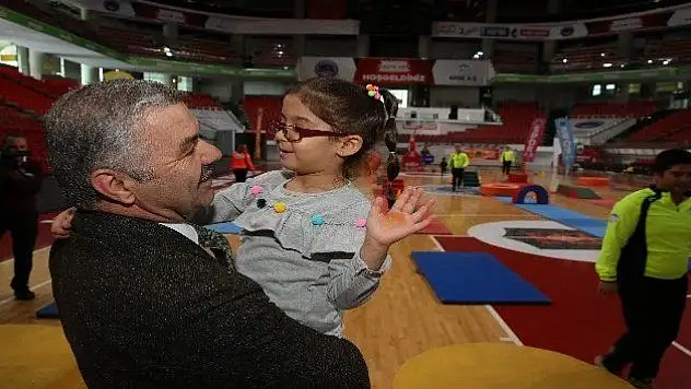 Başkan Çelik'ten spor yapan miniklere sürpriz