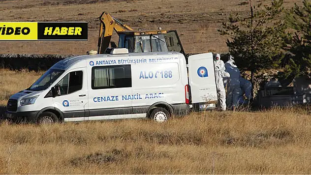 Antalya'da evinde ölü bulunan ailenin cenazeleri toprağa verildi