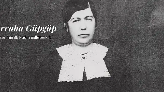 Meclis koridorlarında kravatlı bir kadın