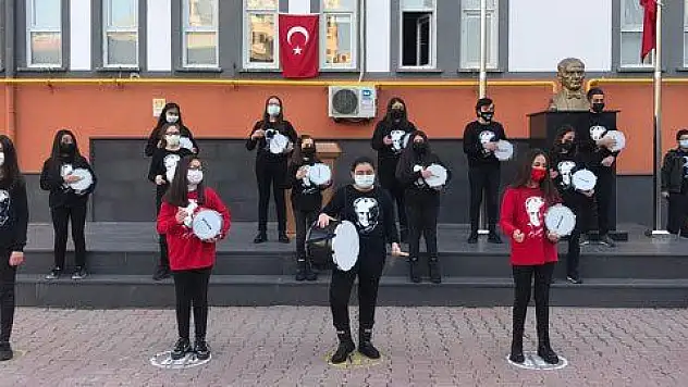 Zoom üzerinden 10 Kasım için ritim çalıştılar