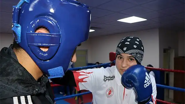 Kız arkadaşlarını döverken keşfedildi, dünya 3.'sü oldu 