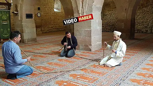 739 yıllık 1111 taneli tespih görenleri şaşırtıyor