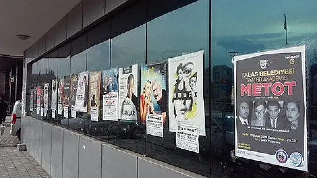 ESKİ VERGİ DAİRESİ AFİŞ DUVARI OLDU 