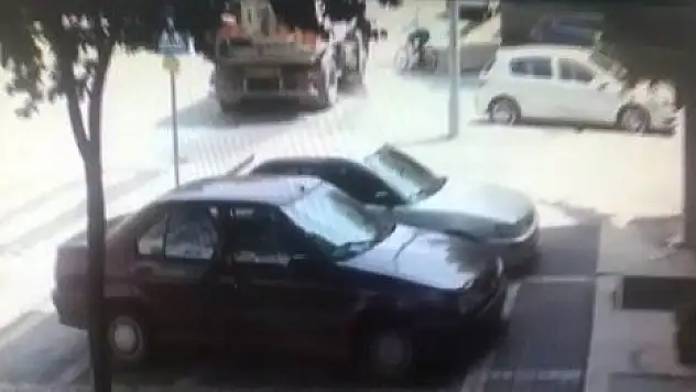 Bisikletiyle temizlik aracının altında kaldı