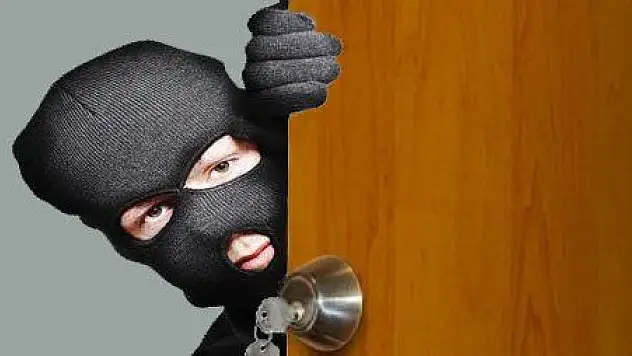 Kendi evine kar maskesi ile girip 2 bilezik çaldı, 5 yıl hapis cezası aldı