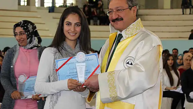 ERÜ'de 297 hekim adayı önlük giydi 