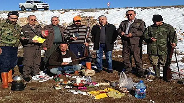 Nesli tükenmekte olan Saka kuşunu avlayan 3 kişi yakalandı 