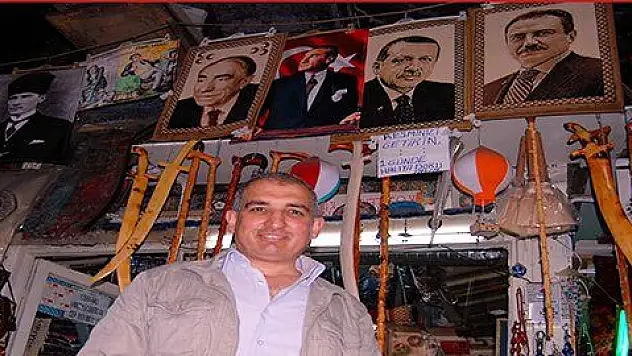 Devlet büyüklerinin portreleri halıda    