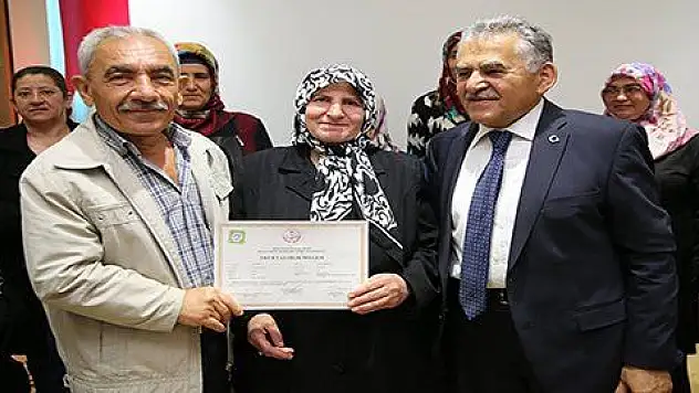 Okuma yazma öğrenen kursiyerler mezun oldu