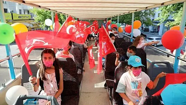 Talaslı çocuklar hem geziyor hem öğreniyor