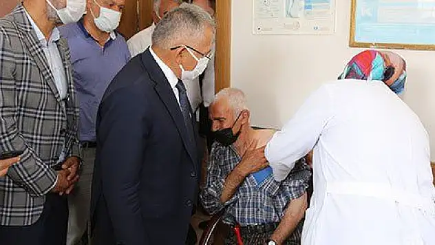 Büyükkılıç, aşı olmak istemeyen vatandaşı ikna etti