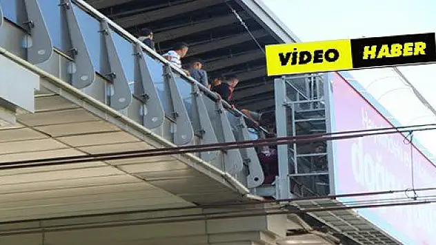 Üst geçitten atlamak isteyen kadını gördüler, telefonlara sarıldılar