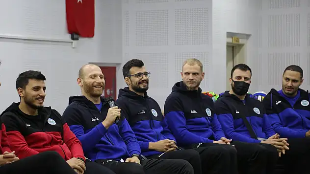 Develi Belediyespor takımı oyuncuları öğrencilerle bir araya geldi