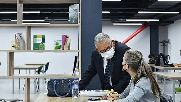 Merkez Halk Kütüphanesi 00.00'a kadar açık