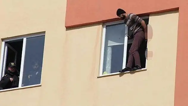 Kayseri'de 6'ncı kattan atlamak istedi