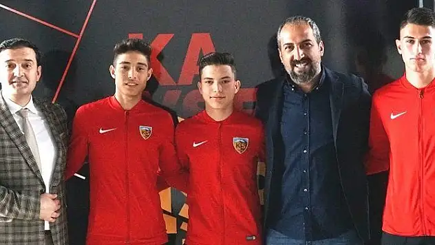 Kayserispor'da 3 futbolcu profesyonel oldu