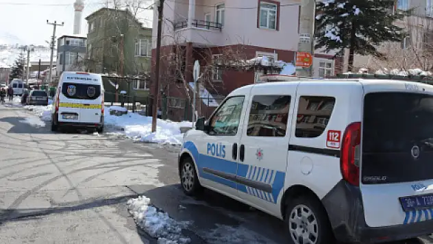 Tüfeğini temizlerken kendi vurdu