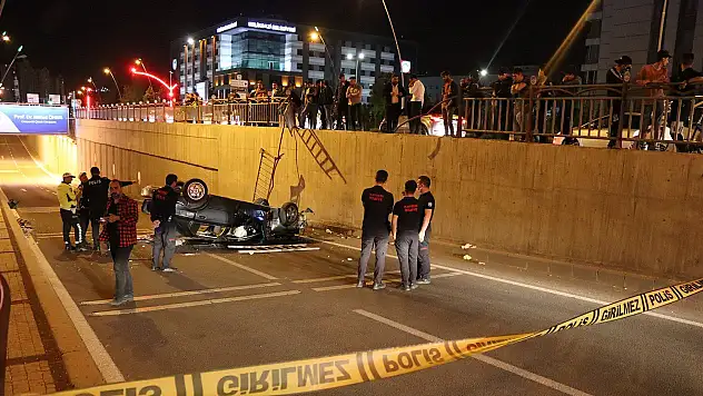 Altgeçide düşen otomobilde can pazarı: 3 yaralı