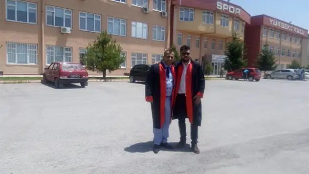 41 yaşında üniversiteden mezun  oldu