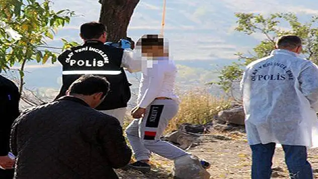 Kendini ağaca asan adamın cesedi 3 gün sonra bulundu 